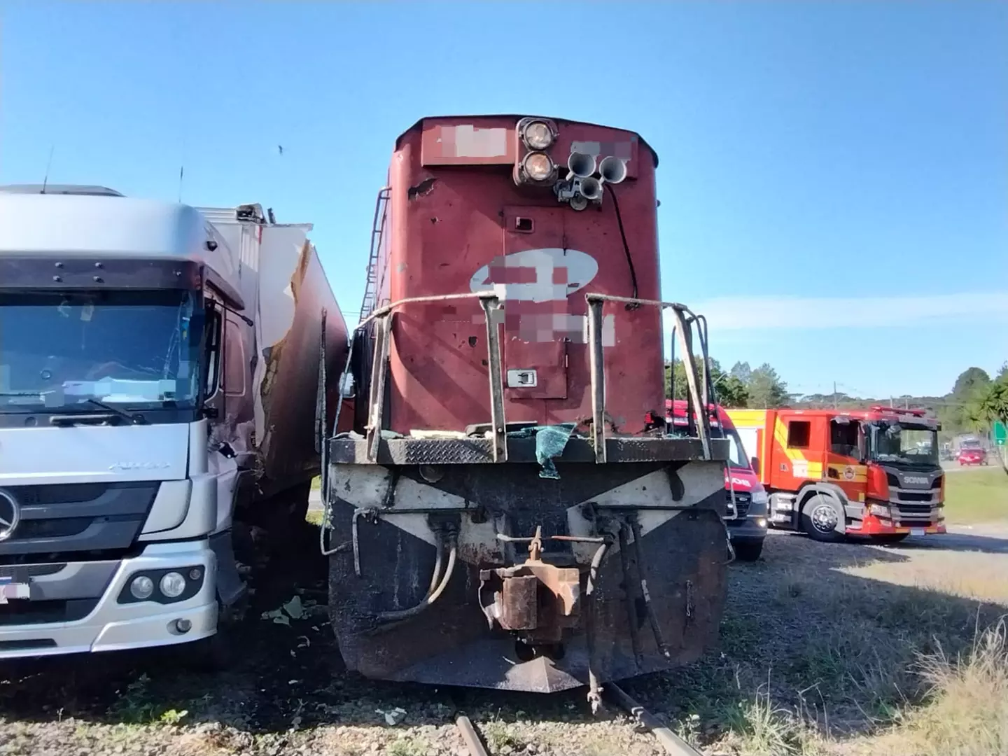 Grave acidente entre caminhão e trem deixa motorista ferido em São Bento do Sul